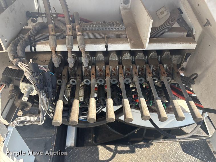 image for item EG8953 Prinoth GT 3000 track carrier with bucket lift