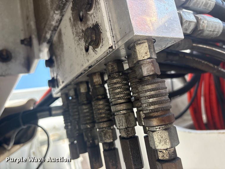 image for item EG8953 Prinoth GT 3000 track carrier with bucket lift