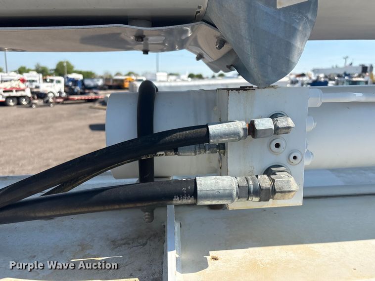 image for item EG8953 Prinoth GT 3000 track carrier with bucket lift