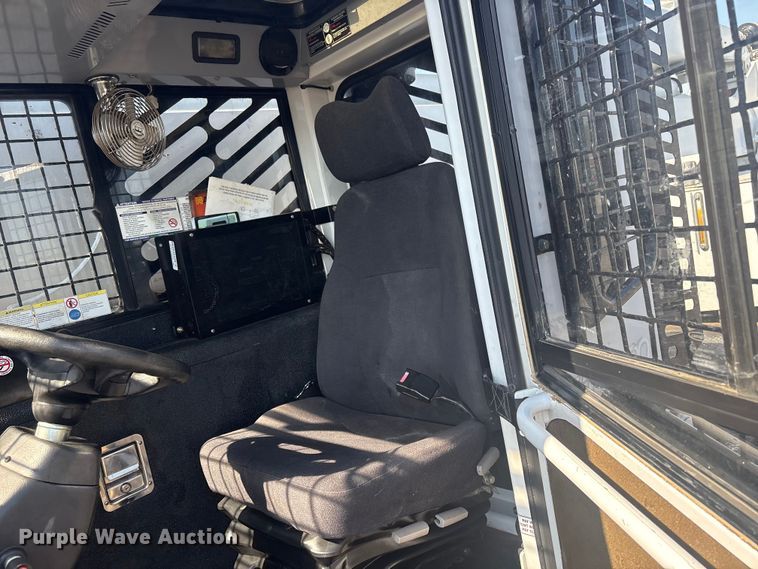 image for item EG8953 Prinoth GT 3000 track carrier with bucket lift