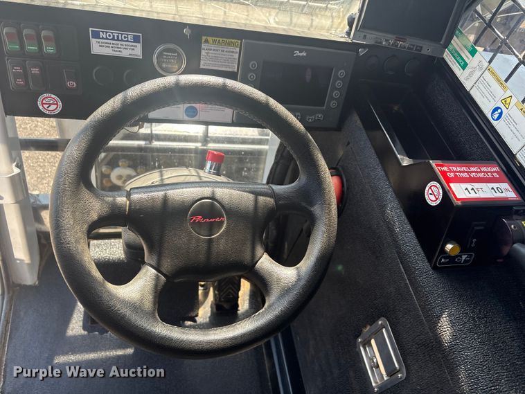 image for item EG8953 Prinoth GT 3000 track carrier with bucket lift