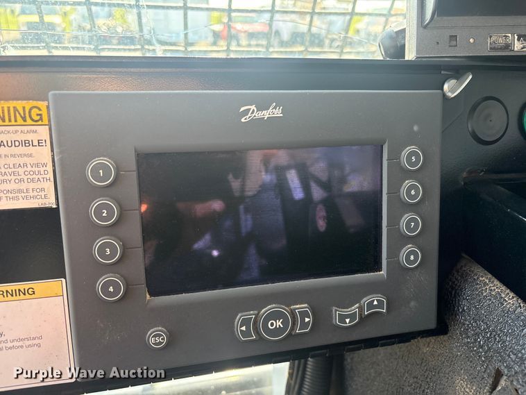 image for item EG8953 Prinoth GT 3000 track carrier with bucket lift