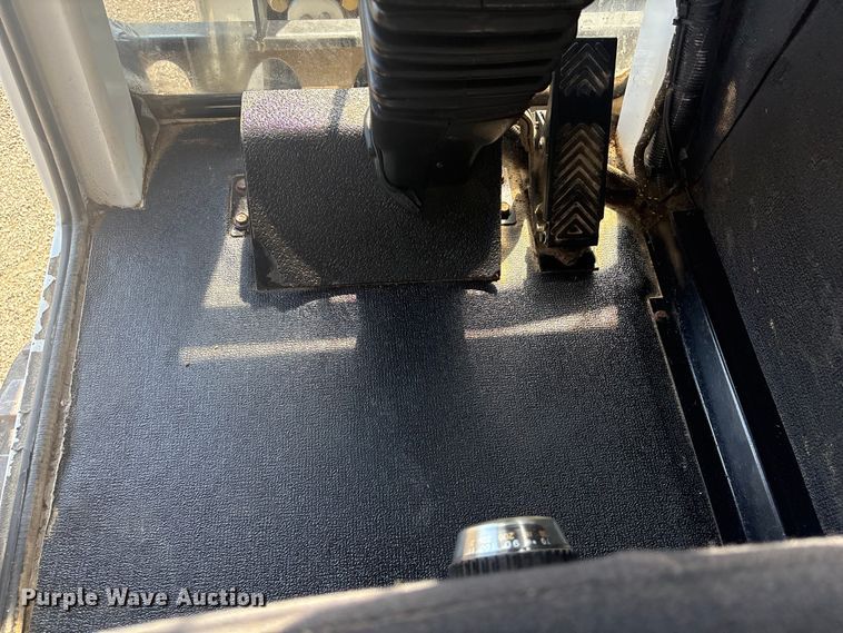 image for item EG8953 Prinoth GT 3000 track carrier with bucket lift