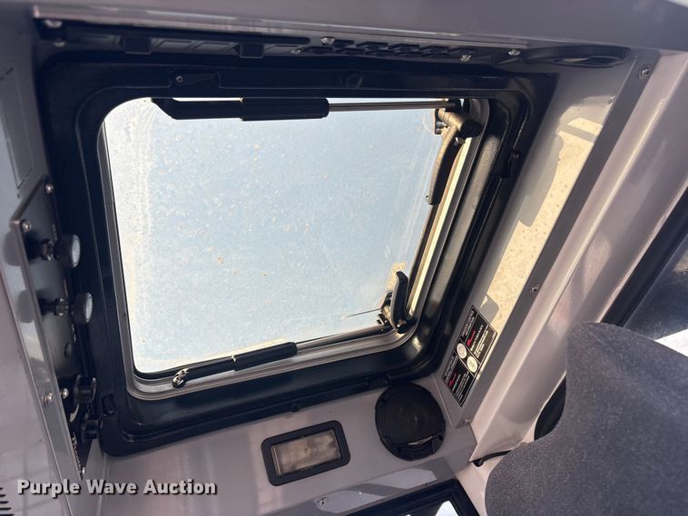 image for item EG8953 Prinoth GT 3000 track carrier with bucket lift