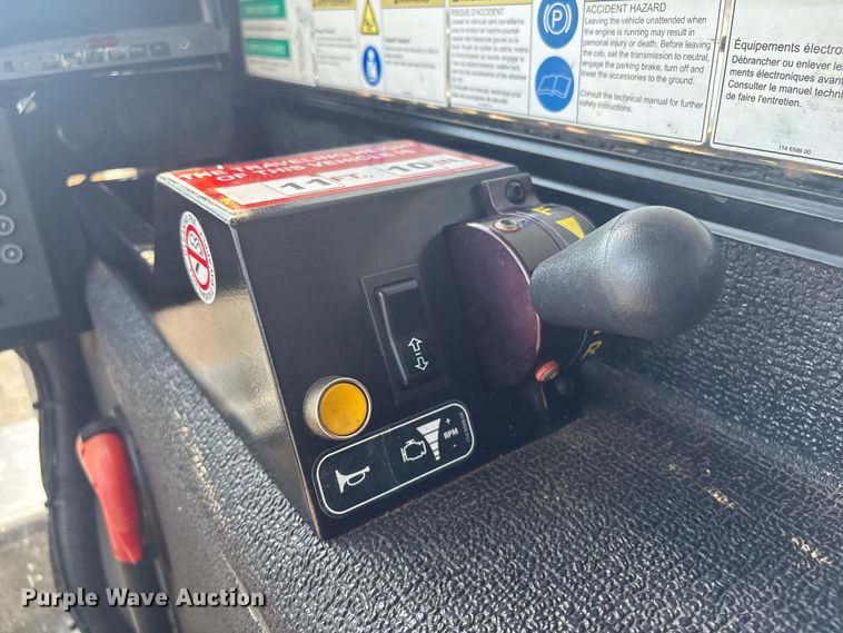 image for item EG8953 Prinoth GT 3000 track carrier with bucket lift