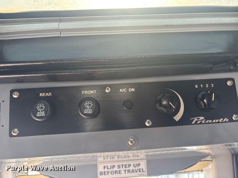 image for item EG8953 Prinoth GT 3000 track carrier with bucket lift