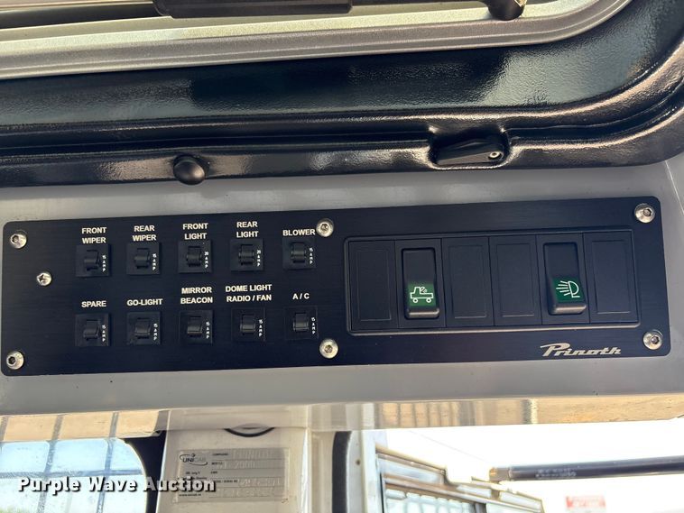 image for item EG8953 Prinoth GT 3000 track carrier with bucket lift