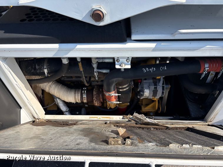 image for item EG8953 Prinoth GT 3000 track carrier with bucket lift