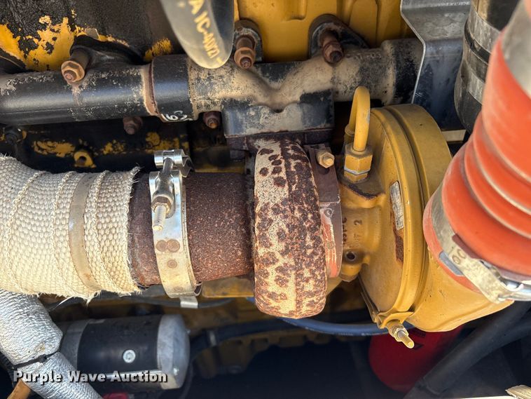 image for item EG8953 Prinoth GT 3000 track carrier with bucket lift