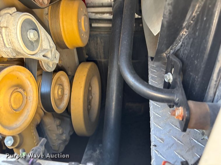 image for item EG8953 Prinoth GT 3000 track carrier with bucket lift