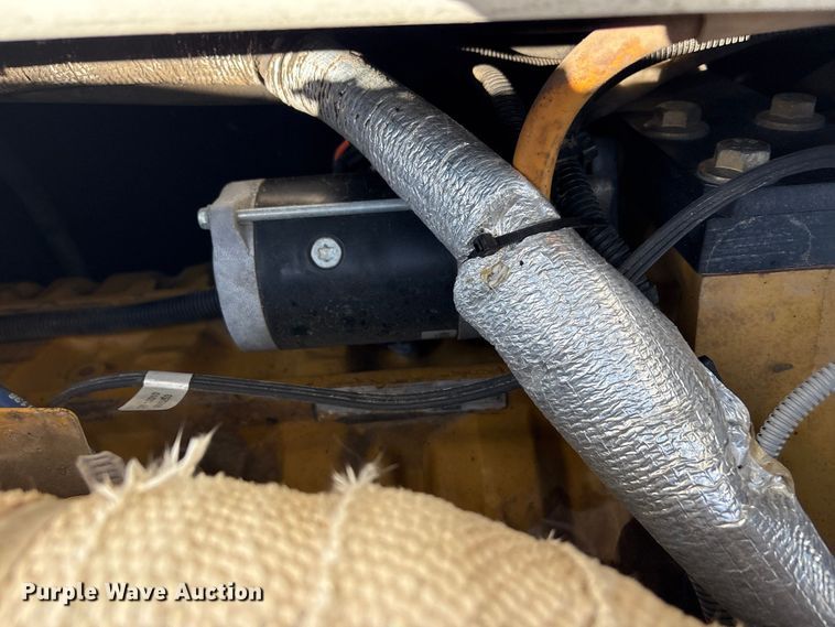 image for item EG8953 Prinoth GT 3000 track carrier with bucket lift