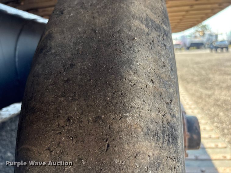 image for item EG8953 Prinoth GT 3000 track carrier with bucket lift