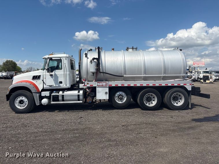 image for item EG8961 2012 Mack GU713 vacuum truck