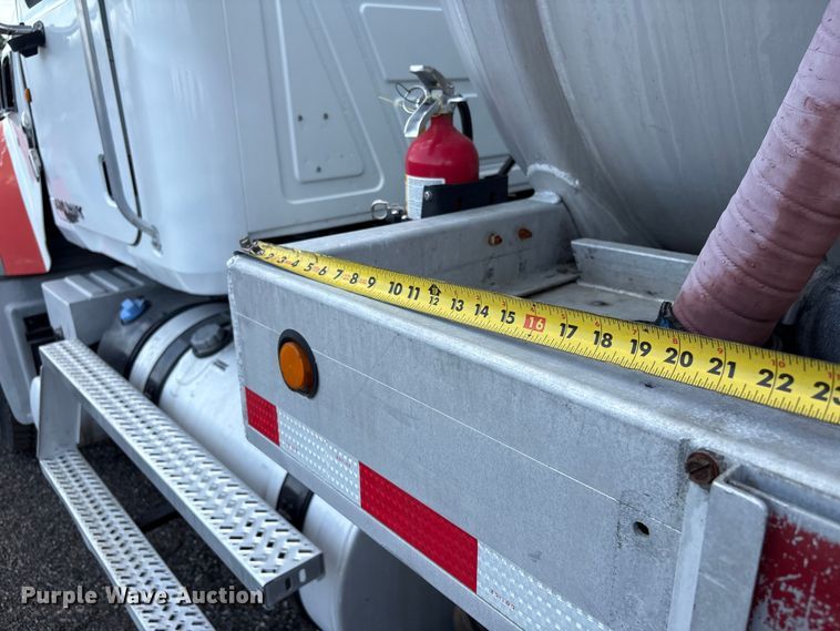 image for item EG8961 2012 Mack GU713 vacuum truck