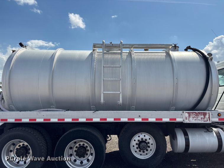 image for item EG8961 2012 Mack GU713 vacuum truck