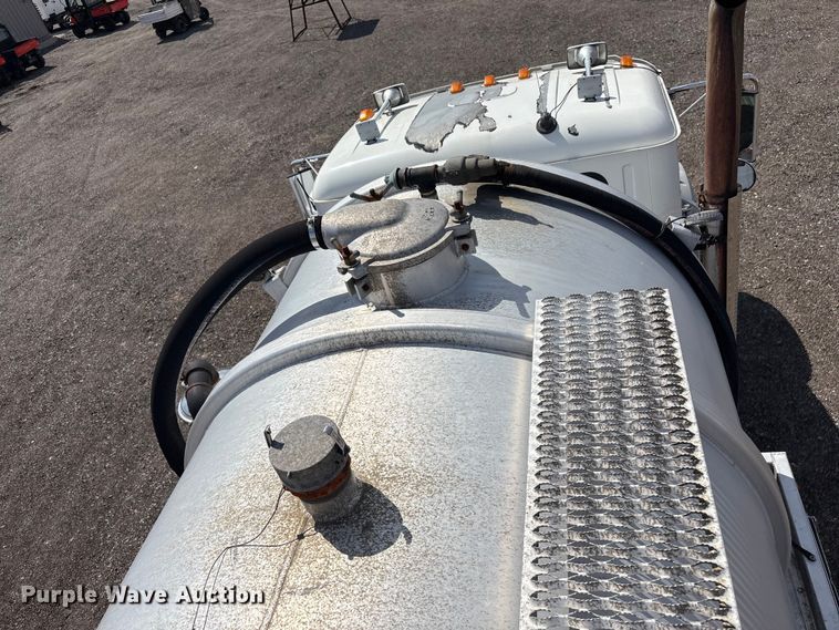 image for item EG8961 2012 Mack GU713 vacuum truck