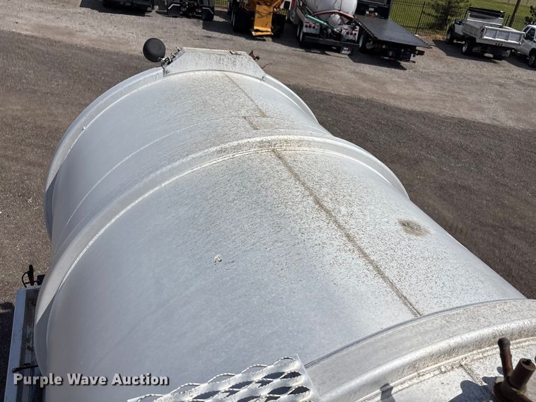 image for item EG8961 2012 Mack GU713 vacuum truck