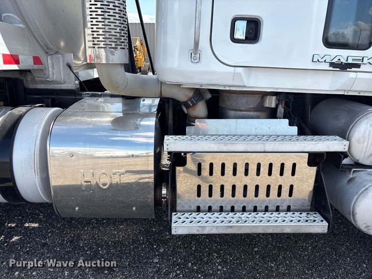 image for item EG8961 2012 Mack GU713 vacuum truck