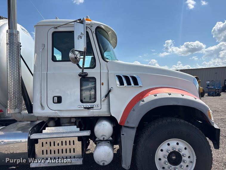 image for item EG8961 2012 Mack GU713 vacuum truck