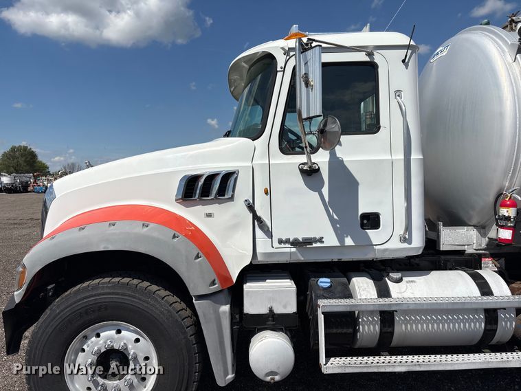 image for item EG8961 2012 Mack GU713 vacuum truck