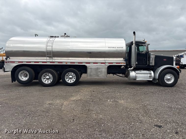 image for item EG9016 2003 Peterbilt 357 water truck