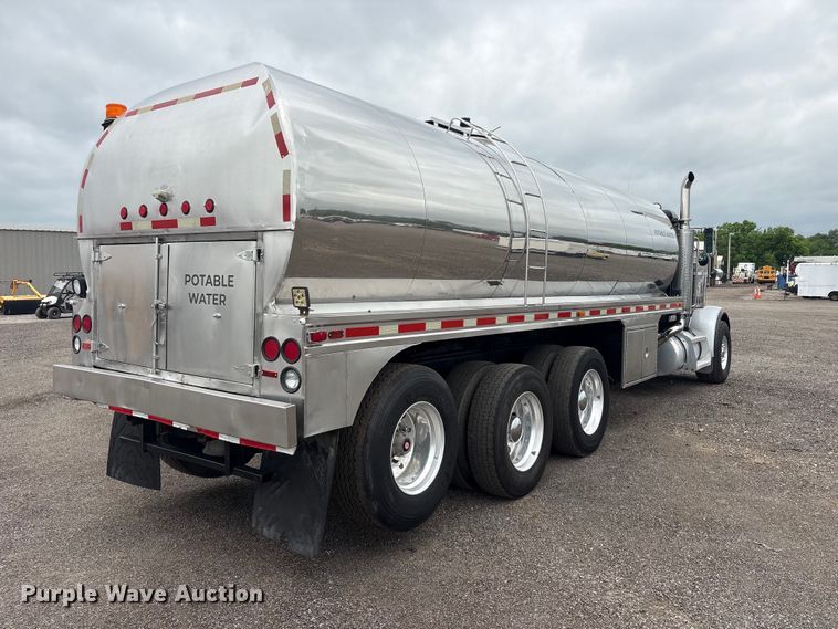 image for item EG9016 2003 Peterbilt 357 water truck