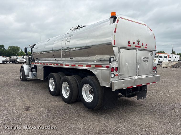 image for item EG9016 2003 Peterbilt 357 water truck