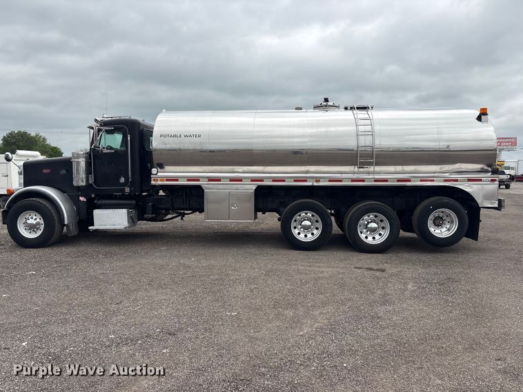 image for item EG9016 2003 Peterbilt 357 water truck