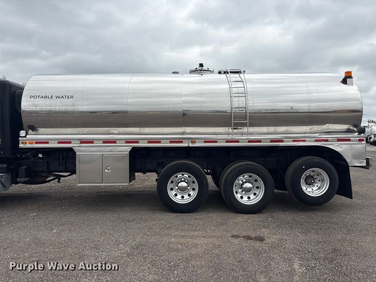 image for item EG9016 2003 Peterbilt 357 water truck