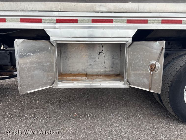 image for item EG9016 2003 Peterbilt 357 water truck