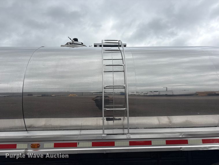 image for item EG9016 2003 Peterbilt 357 water truck