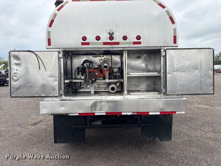 image for item EG9016 2003 Peterbilt 357 water truck