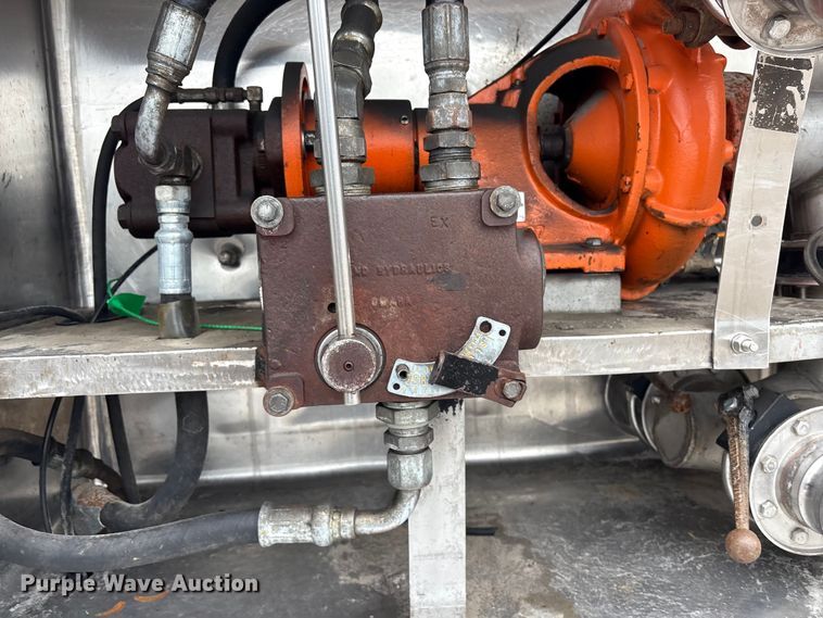 image for item EG9016 2003 Peterbilt 357 water truck
