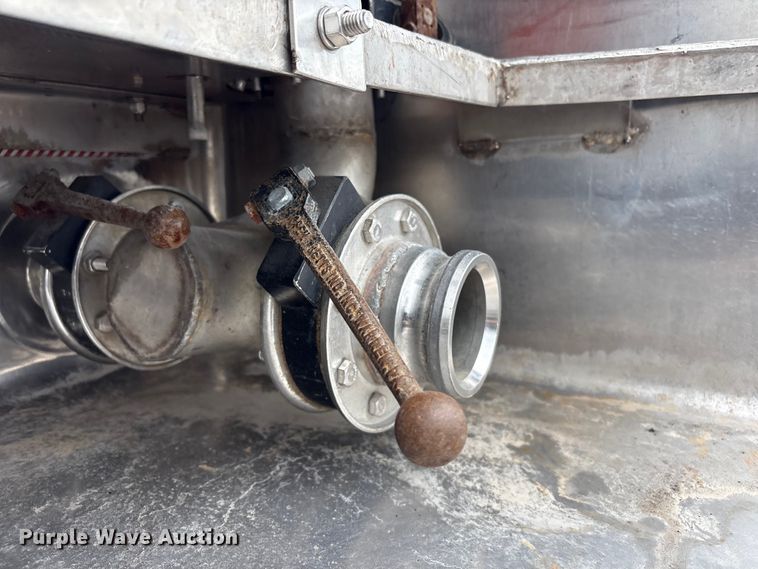 image for item EG9016 2003 Peterbilt 357 water truck