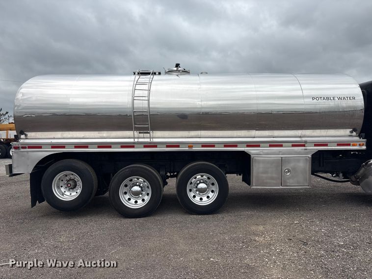 image for item EG9016 2003 Peterbilt 357 water truck