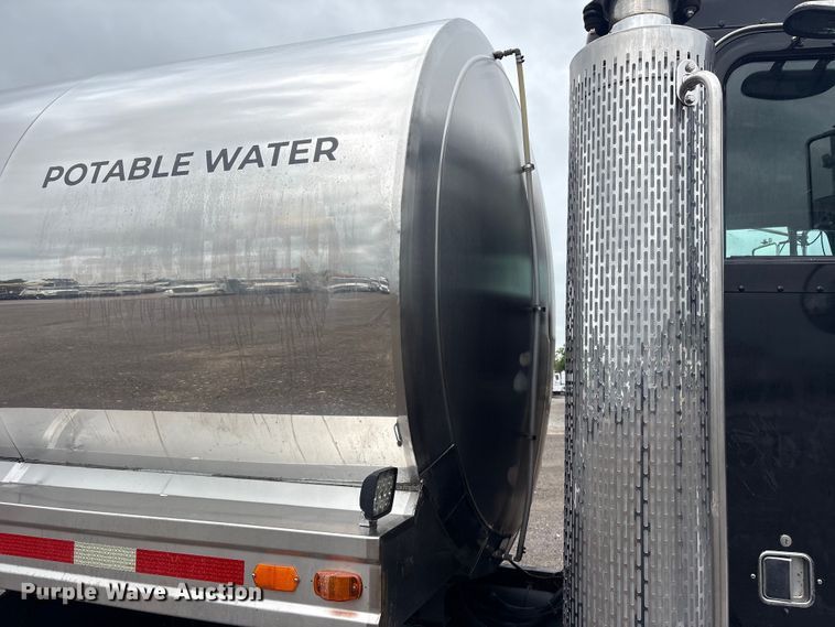 image for item EG9016 2003 Peterbilt 357 water truck
