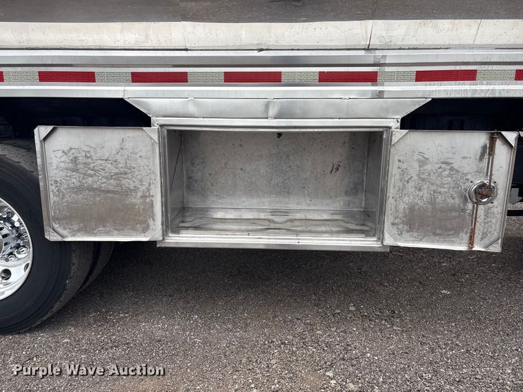 image for item EG9016 2003 Peterbilt 357 water truck