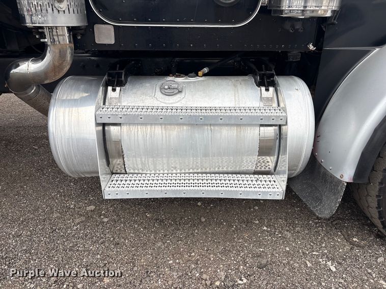 image for item EG9016 2003 Peterbilt 357 water truck