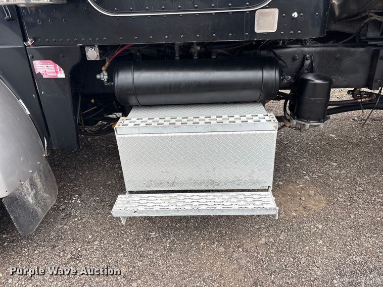 image for item EG9016 2003 Peterbilt 357 water truck