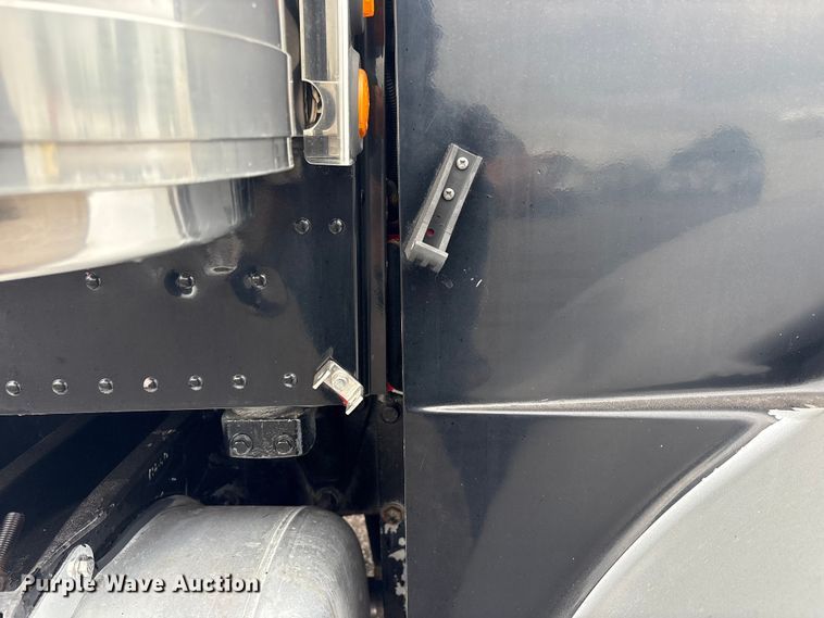 image for item EG9016 2003 Peterbilt 357 water truck