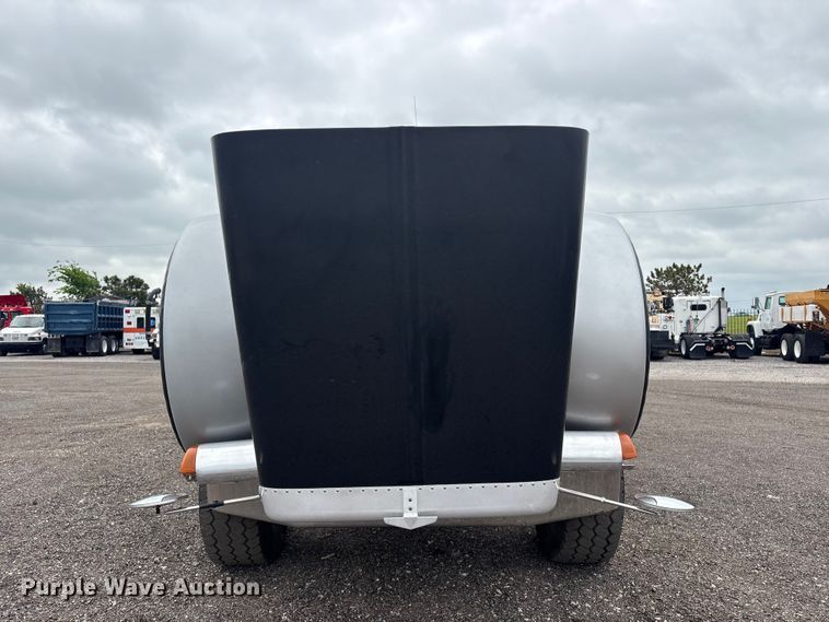 image for item EG9016 2003 Peterbilt 357 water truck