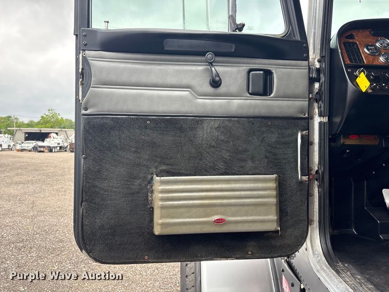 image for item EG9016 2003 Peterbilt 357 water truck