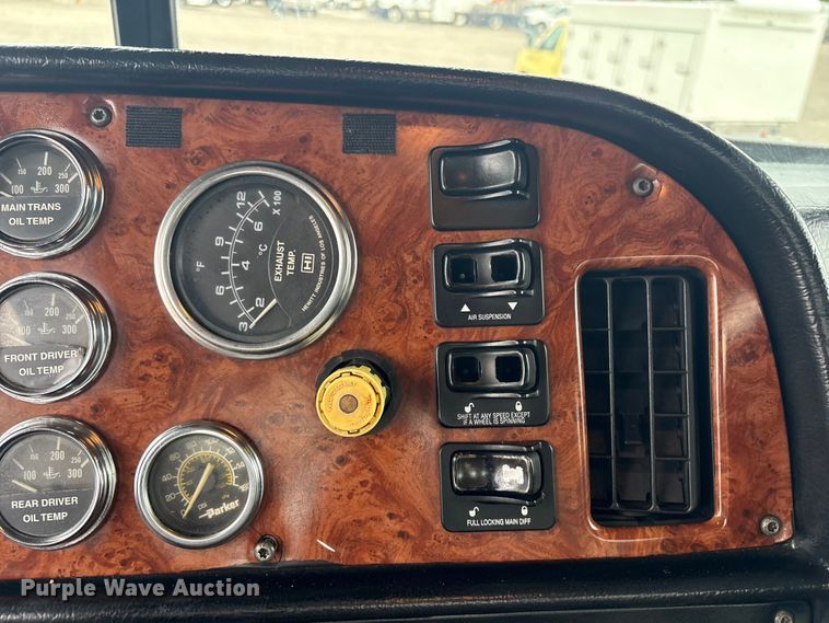 image for item EG9016 2003 Peterbilt 357 water truck