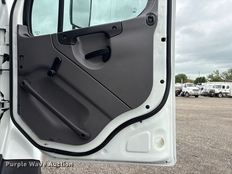 image for item EG9017 2013 Freightliner 108SD Crew Cab utility / service truck