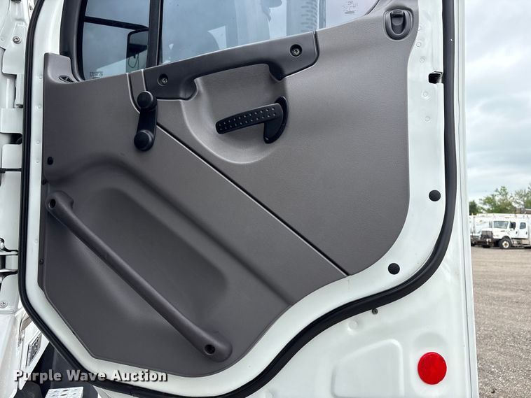 image for item EG9017 2013 Freightliner 108SD Crew Cab utility / service truck