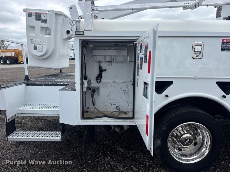 image for item EG9032 2016 Ford F450 Super Duty bucket truck