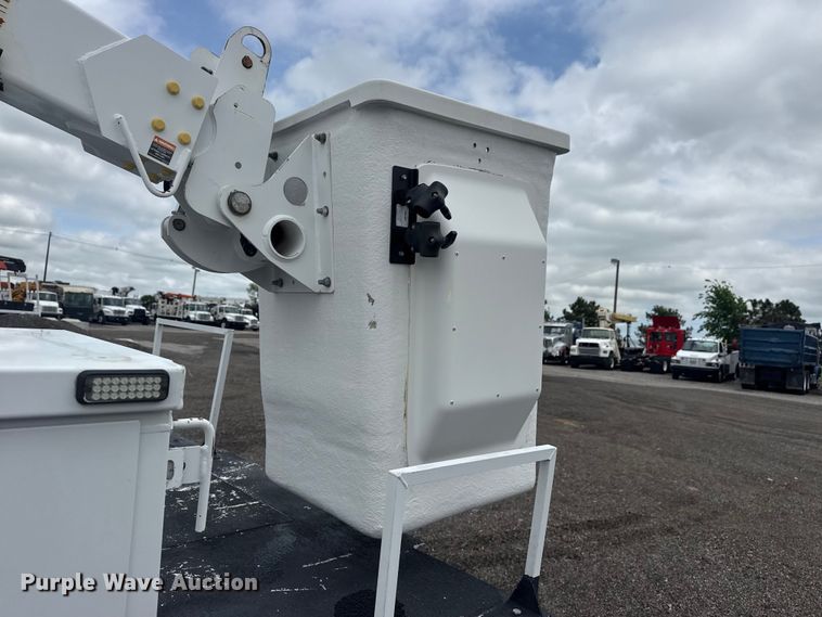 image for item EG9032 2016 Ford F450 Super Duty bucket truck