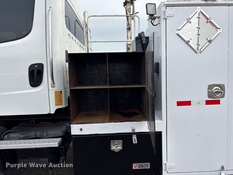 image for item EG9045 2016 Freightliner 108SD utility / service truck