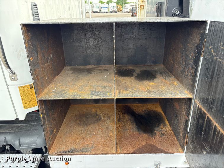 image for item EG9045 2016 Freightliner 108SD utility / service truck