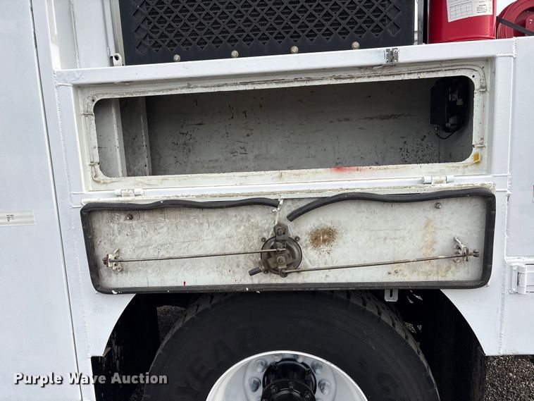 image for item EG9045 2016 Freightliner 108SD utility / service truck